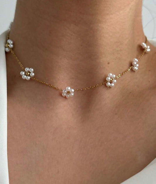 Dainty Daisy Necklace