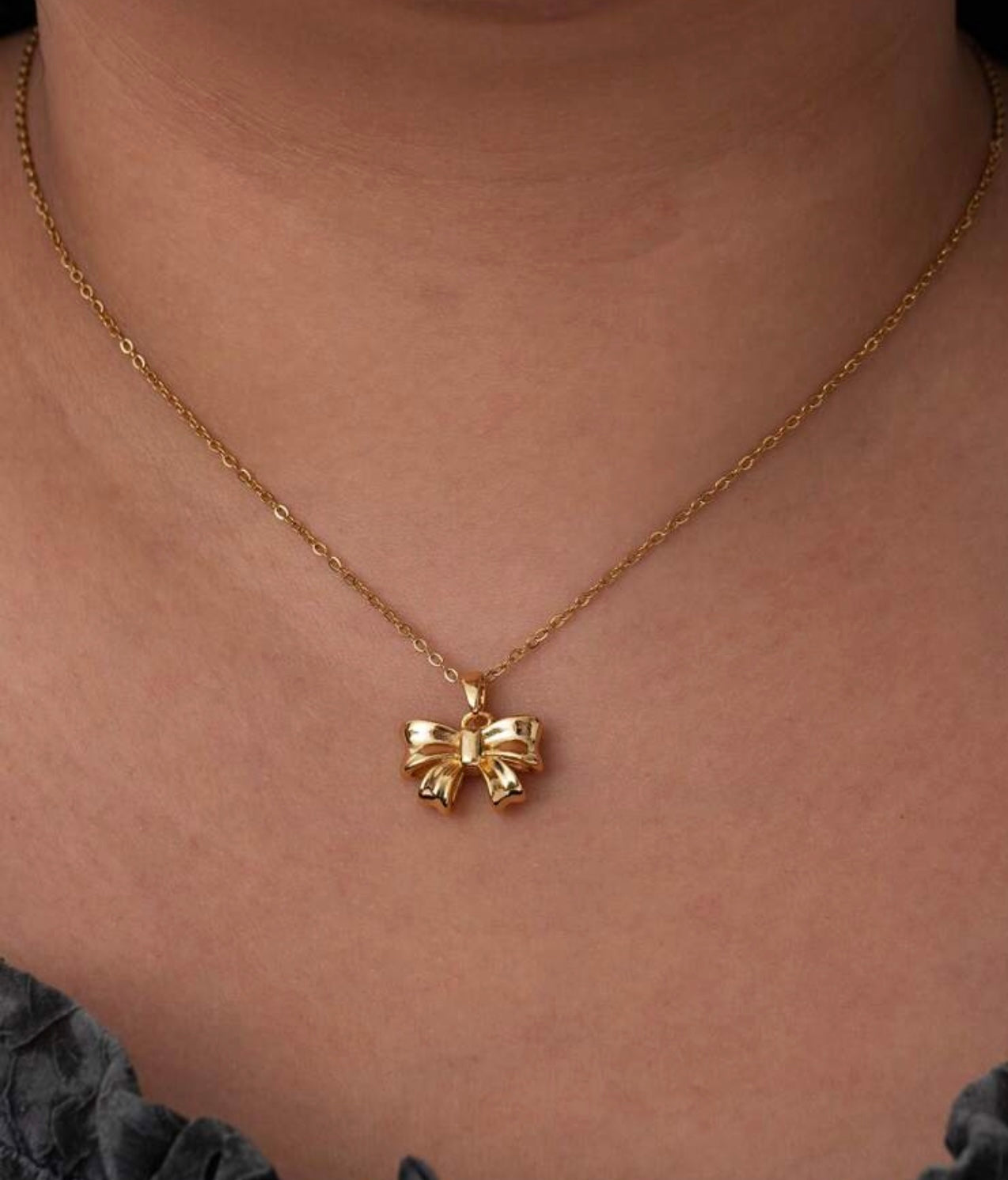 Gold bow necklace